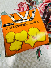 Load image into Gallery viewer, Pastry cutter William Levene Houswares 6 siâp gwahanol yn ei focs gwreiddiol o’r 60au / William Levene Houswares 6 different shapes Pastry cutter from the 60s in it’s original box