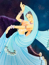 Load image into Gallery viewer, Plat Hynafol lacquarware dawnswraig Indiaidd wedi ei beintio â llaw yn y 50au / Antique hand-painted lacquerware Indian dancer plate from the late 1950s