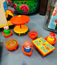 Load image into Gallery viewer, Campervan Fisher Price Vintage o’r 70au yn ei focs gwreiddiol / Vintage Fisher Price Campervan from the 70s in it’s original box