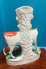 Load image into Gallery viewer, Fâs spill buwch a llo Staffordshire Hynafol cefn flat o’r 1860au / Antique Staffordshire flatback cow and calf spill vase from the 1860s