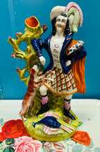 Load image into Gallery viewer, Fâs 'spill' cefn gwastad Hynafol Staffordshire o'r 19eg ganrif siâp heliwr o'r Alban a chi / Staffordshire flat back spill vase from the 19th century featuring a "Highlander" hunter and dog