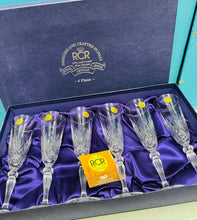 Load image into Gallery viewer, Set o 6 gwydryn champagne flute Royal Crystal Rock Cristallo Al Piombi 24% Crisial yn eu bocs gwreiddiol / Set of 6 Royal Crystal Rock Cristallo Al Piombi 24% Crystal champagne flutes in original box