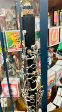 Load image into Gallery viewer, Golau unigryw allan o hen glarinet ar waelod derw sydd wedi ei wneud â llaw / Unique light made out of an old clarinet on a handmade oak base