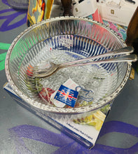 Load image into Gallery viewer, Powlen treiffl wydr fawr a llwy a fforc gweini Queen Anne Silver Plated Vintage o’r 70au yn eu bocs gwreiddiol / Vintage Queen Anne Silver plated large glass trifle bowl and serving spoons from the 70s in original box
