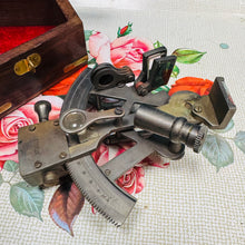 Load image into Gallery viewer, Replica o Sextant Morwrol mewn blwch pren a brass Hynafol / Antique Nautical Navigation Sextant Replica in a wooden and brass box