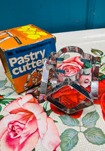 Load image into Gallery viewer, Pastry cutter William Levene Houswares 6 siâp gwahanol yn ei focs gwreiddiol o’r 60au / William Levene Houswares 6 different shapes Pastry cutter from the 60s in it’s original box