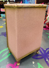 Load image into Gallery viewer, Cabinet ochr gwely Lloyd Loom Vintage pinc, aur a blodeuog / Vintage pink, gold and floral Lloyd Loom bedside cabinet
