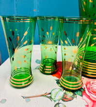 Load image into Gallery viewer, Set gwydr gwyrdd Vintage saith darn yn cynnwys jwg a chwe gwydr o ganol y ganrif ddiwethaf / Vintage 7-piece Mid Century drinking set featuring a green glass pitcher and six matching tumblers.