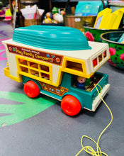 Load image into Gallery viewer, Campervan Fisher Price Vintage o’r 70au yn ei focs gwreiddiol / Vintage Fisher Price Campervan from the 70s in it’s original box