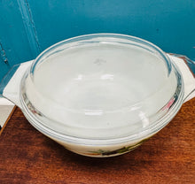 Load image into Gallery viewer, Dysgl casserole Pyrex JAJ ‘Marchnad Tuscan’ Retro gyda’r caead gwreiddiol / Retro ‘Tuscan Market’ JAJ Pyrex casserole dish with original lid