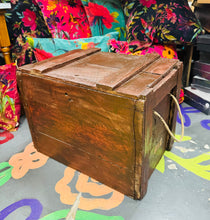 Load image into Gallery viewer, Bocs pren Robert Lamb Ltd, Caeredin, Hynafol / Antique Robert Lamb Ltd, Edinburgh, wooden crate