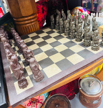 Load image into Gallery viewer, Set chess Hynafol gyda darnau Asiaidd o resin ar fwrdd chess llechen trwm wedi’i wneud â llaw / Antique chess set with Asian resin pieces on a heavy slate handmade chess board