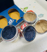Load image into Gallery viewer, Pâr o Orchuddion Wyau 'HeatMaster' Art Deco o’r 1930au-40au yn eu bocs gwreiddiol / Pair of Art Deco ‘HeatMaster’ Egg Cozies Circa 1930-40s in Original Box
