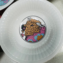 Load image into Gallery viewer, Powleni Retro prin Beefeater dyluniau Tarw o’r 70au / Retro rare Beefeater 1970s bull design bowls