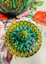 Load image into Gallery viewer, Tebot patrwm Pinafal Majolica Hynafol o’r 19eg Ganrif wedi’i beintio â llaw gyda pîg Pewter / Antique Majolica Pineapple patterned handpainted teapot from the 19th Century with a Pewter tip