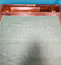 Load image into Gallery viewer, Llethr ysgrifennu Hynafol pren a lledr gwyrdd o’r cyfnod Edwardaidd / Edwardian Antique wooden and green leather writing slope