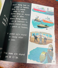 Load image into Gallery viewer, Llyfr ‘Teithio ar Fôr ac yn yr awyr’ o gyfres ‘Geiriau eich Plant’ o 1969 / ‘Teithio ar Fôr ac yn yr awyr’ book from the ‘Geiriau eich Plant’ series from 1969