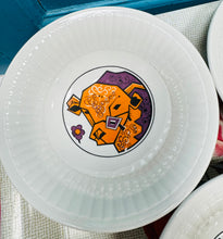 Load image into Gallery viewer, Powleni Retro prin Beefeater dyluniau Tarw o’r 70au / Retro rare Beefeater 1970s bull design bowls