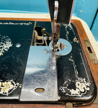 Load image into Gallery viewer, Peiriant gwnio Singer Hynafol o ddechrau’r 20fed Ganrif / Antique Singer sewing machine from the beginning of the 20th Century