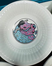 Load image into Gallery viewer, Powleni Retro prin Beefeater dyluniau Tarw o’r 70au / Retro rare Beefeater 1970s bull design bowls