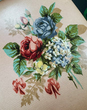 Load image into Gallery viewer, Cabinet ochr gwely Lloyd Loom Vintage pinc, aur a blodeuog / Vintage pink, gold and floral Lloyd Loom bedside cabinet