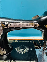Load image into Gallery viewer, Peiriant gwnio Singer Hynafol o ddechrau’r 20fed Ganrif / Antique Singer sewing machine from the beginning of the 20th Century