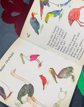 Load image into Gallery viewer, Llyfr plant ‘Gyda’r Anifeiliaid’ Vintage o 1976 / Vintage ‘Gyda’r Anifeiliaid’ children’s book from 1976