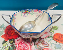 Load image into Gallery viewer, Powlen weini James Kent flodeuog wyth ochr Vintage mewn stand EPNS a llwy weini fawr / Vintage floral octagonal James Kent serving bowl in an EPNS stand and with a large serving spoon