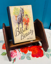 Load image into Gallery viewer, Llyfr ‘Black Beauty’ clawr caled Vintage gan Anna Sewell / Vintage hardback ‘Black Beauty book by Anna Sewell