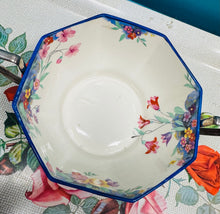 Load image into Gallery viewer, Powlen weini James Kent flodeuog wyth ochr Vintage mewn stand EPNS a llwy weini fawr / Vintage floral octagonal James Kent serving bowl in an EPNS stand and with a large serving spoon