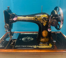 Load image into Gallery viewer, Peiriant gwnio Singer Hynafol o ddechrau’r 20fed Ganrif / Antique Singer sewing machine from the beginning of the 20th Century