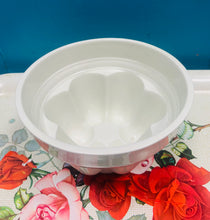 Load image into Gallery viewer, Mowld jeli porselin gwyn Hynafol Royal Winton Grimwades / Antique Royal Winton Grimwades porcelain white jelly mould