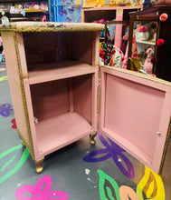 Load image into Gallery viewer, Cabinet ochr gwely Lloyd Loom Vintage pinc, aur a blodeuog / Vintage pink, gold and floral Lloyd Loom bedside cabinet