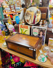 Load image into Gallery viewer, Llethr ysgrifennu Hynafol pren a lledr gwyrdd o’r cyfnod Edwardaidd / Edwardian Antique wooden and green leather writing slope