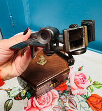 Load image into Gallery viewer, Replica o Sextant Morwrol mewn blwch pren a brass Hynafol / Antique Nautical Navigation Sextant Replica in a wooden and brass box
