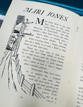 Load image into Gallery viewer, Llyfr plant ‘Dail Difyr’ Vintage gan W.T.Williams o 1935 / ‘Dail Difyr’ Vintage Welsh children’s book by W.T.Williams from 1935