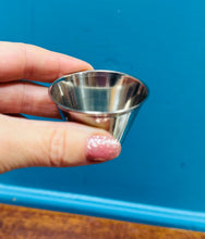 Load image into Gallery viewer, Set o bedwar gwydryn shot stainless steel Ria o Denmarc mewn câs lledr o ganol y ganrif ddiwethaf / Mid Century Danish portable stack of four stainless steel Ria shot glasses in leather walet