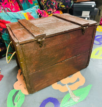 Load image into Gallery viewer, Bocs pren Robert Lamb Ltd, Caeredin, Hynafol / Antique Robert Lamb Ltd, Edinburgh, wooden crate