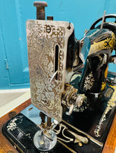 Load image into Gallery viewer, Peiriant gwnio Singer Hynafol o ddechrau’r 20fed Ganrif / Antique Singer sewing machine from the beginning of the 20th Century