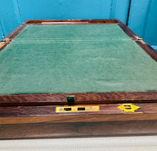 Load image into Gallery viewer, Llethr ysgrifennu Hynafol pren a lledr gwyrdd o’r cyfnod Edwardaidd / Edwardian Antique wooden and green leather writing slope