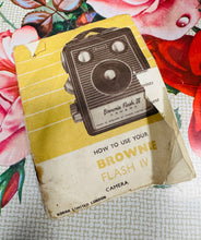 Load image into Gallery viewer, Camera Vintage Kodak Brownie Flash IV yn ei gâs gwreiddiol a gyda’r cyfarwyddiadau gwreiddiol / Vintage Kodak Brownie flash IV Camera in it’s original case and with the original instructions