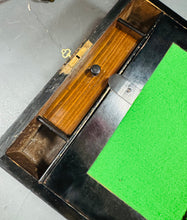 Load image into Gallery viewer, Llethr ysgrifennu Hynafol Fictoraidd pren walnut a brass gyda’r goriad gwreiddiol a storfa / Antique Victorian walnut and brass writing slope with original key and storage