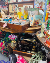 Load image into Gallery viewer, Peiriant gwnio Singer Hynafol o ddechrau’r 20fed Ganrif / Antique Singer sewing machine from the beginning of the 20th Century