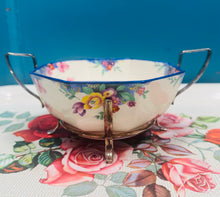 Load image into Gallery viewer, Powlen weini James Kent flodeuog wyth ochr Vintage mewn stand EPNS a llwy weini fawr / Vintage floral octagonal James Kent serving bowl in an EPNS stand and with a large serving spoon