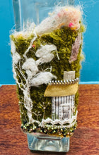 Load image into Gallery viewer, Gwaith ffelt a gwnio wedi ei wneud â llaw a’i lapio am botel wydr / Handmade felt and sewing work wrapped around a glass bottle
