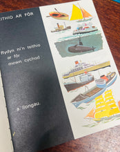 Load image into Gallery viewer, Llyfr ‘Teithio ar Fôr ac yn yr awyr’ o gyfres ‘Geiriau eich Plant’ o 1969 / ‘Teithio ar Fôr ac yn yr awyr’ book from the ‘Geiriau eich Plant’ series from 1969