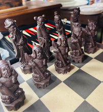 Load image into Gallery viewer, Set chess Hynafol gyda darnau Asiaidd o resin ar fwrdd chess llechen trwm wedi’i wneud â llaw / Antique chess set with Asian resin pieces on a heavy slate handmade chess board