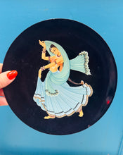 Load image into Gallery viewer, Plat Hynafol lacquarware dawnswraig Indiaidd wedi ei beintio â llaw yn y 50au / Antique hand-painted lacquerware Indian dancer plate from the late 1950s