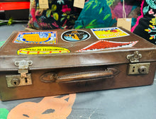 Load image into Gallery viewer, Cês lledr brown Vintage gyda sticeri trafeilio / Vintage brown leather case with travelling stickers