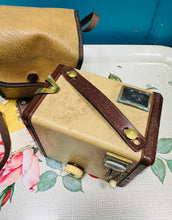 Load image into Gallery viewer, Camera Vintage Kodak Brownie Flash IV yn ei gâs gwreiddiol a gyda’r cyfarwyddiadau gwreiddiol / Vintage Kodak Brownie flash IV Camera in it’s original case and with the original instructions
